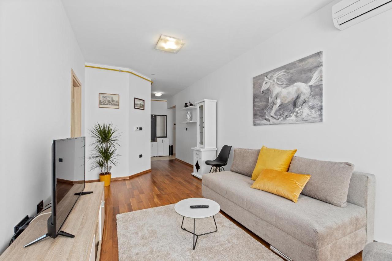 Feniks Apartment